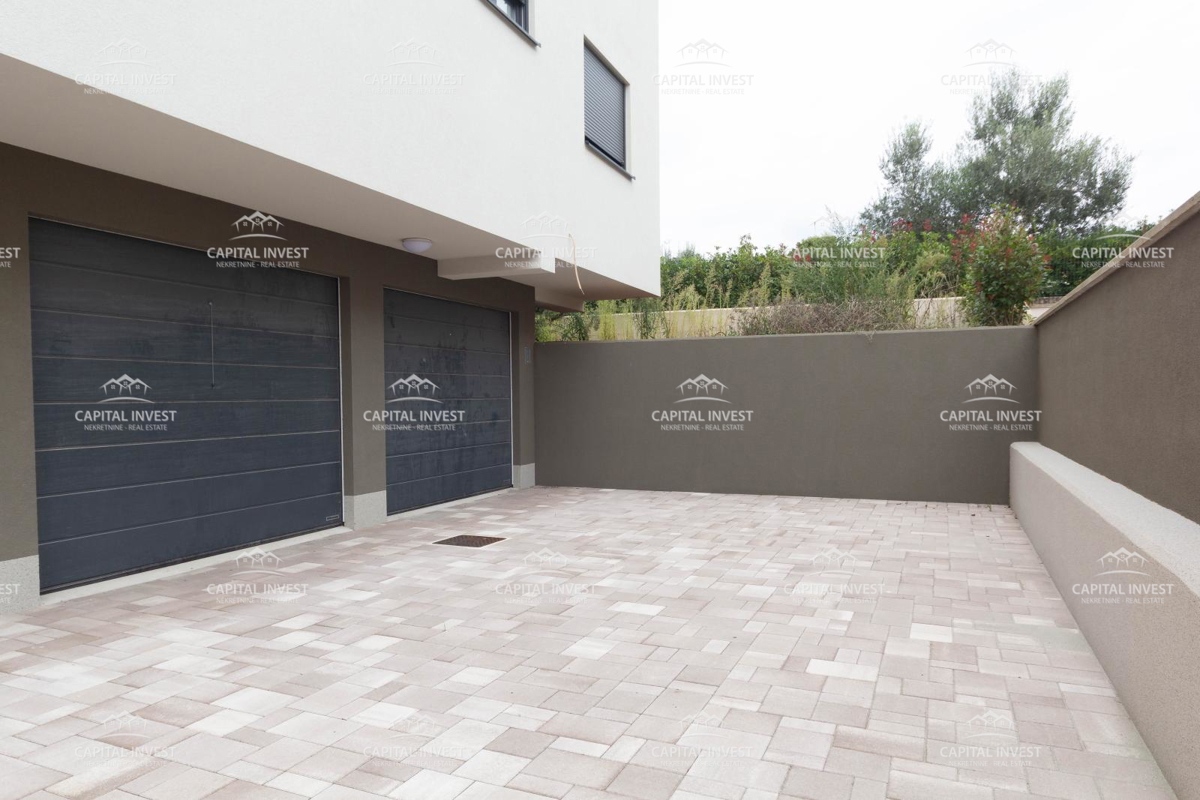 Appartamento trilocale con terrazza, Štinjan, Istria