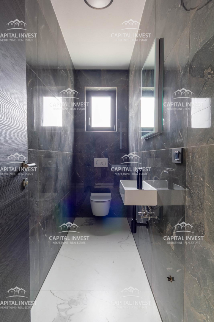 Appartamento trilocale con terrazza, Štinjan, Istria