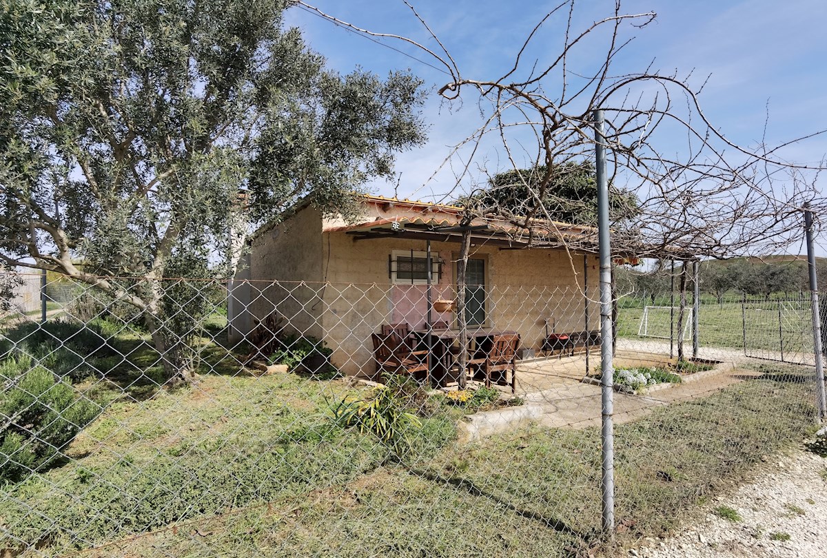 ISTRIA, POLA – Terreno agricolo con casa, a 1500 m dal mare