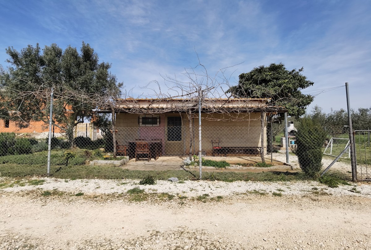 ISTRIA, POLA – Terreno agricolo con casa, a 1500 m dal mare