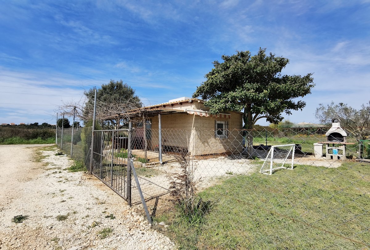 ISTRIA, POLA – Terreno agricolo con casa, a 1500 m dal mare