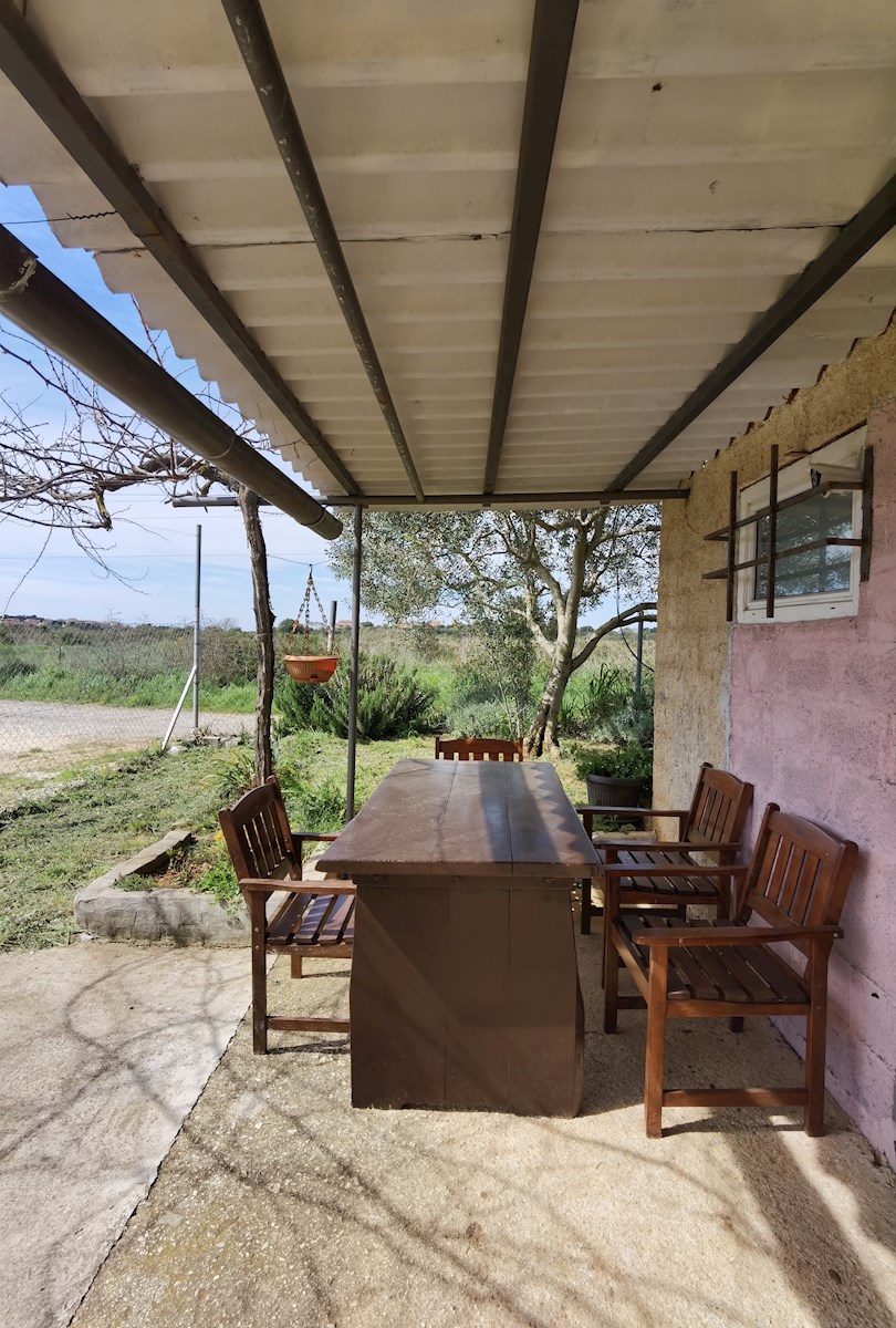 ISTRIA, POLA – Terreno agricolo con casa, a 1500 m dal mare