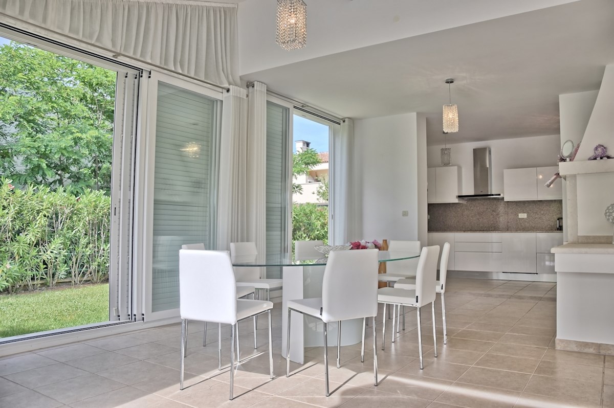 Umago, dintorni, villa con piscina, prima fila al mare
