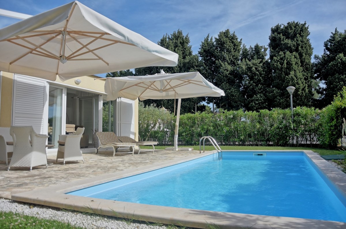Umago, dintorni, villa con piscina, prima fila al mare