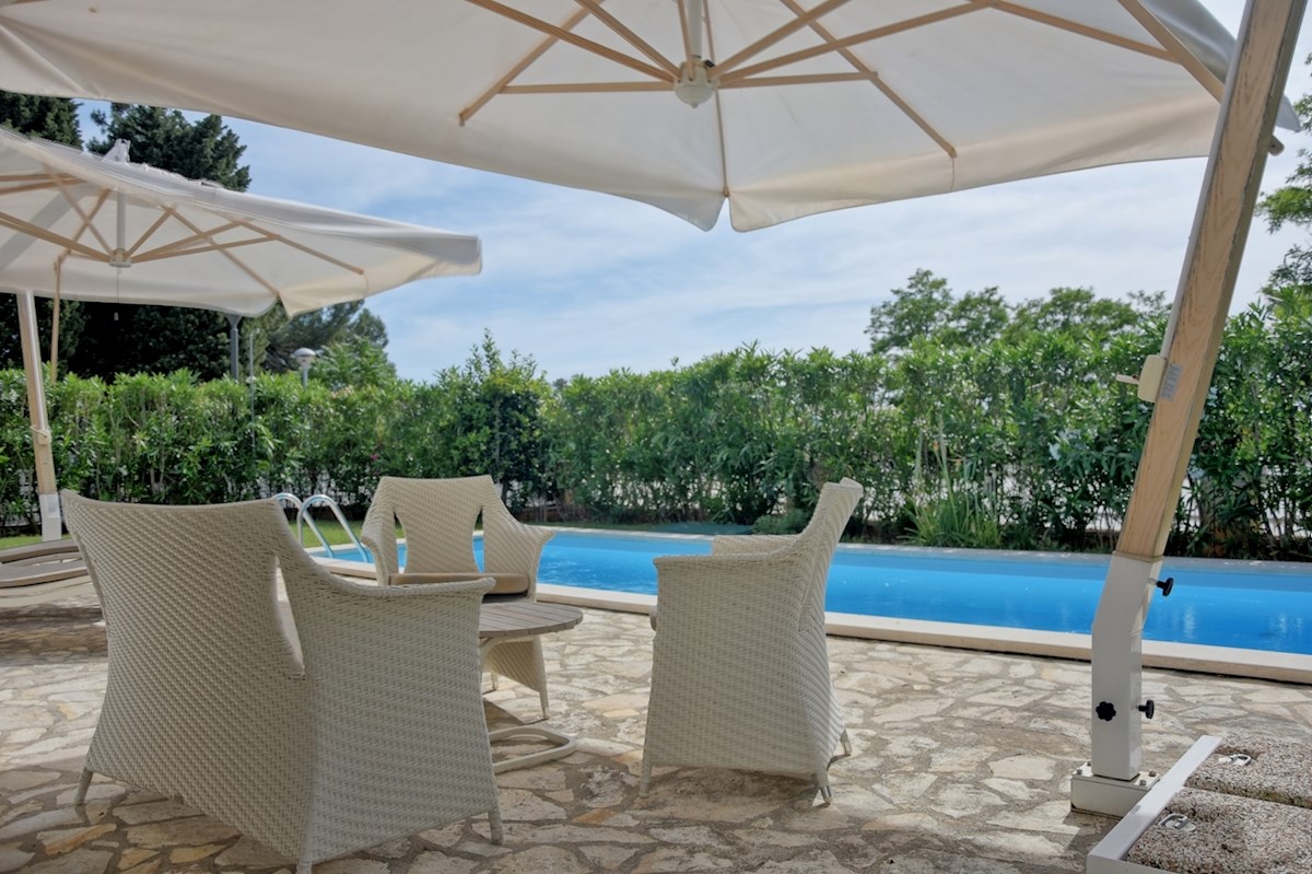 Umago, dintorni, villa con piscina, prima fila al mare