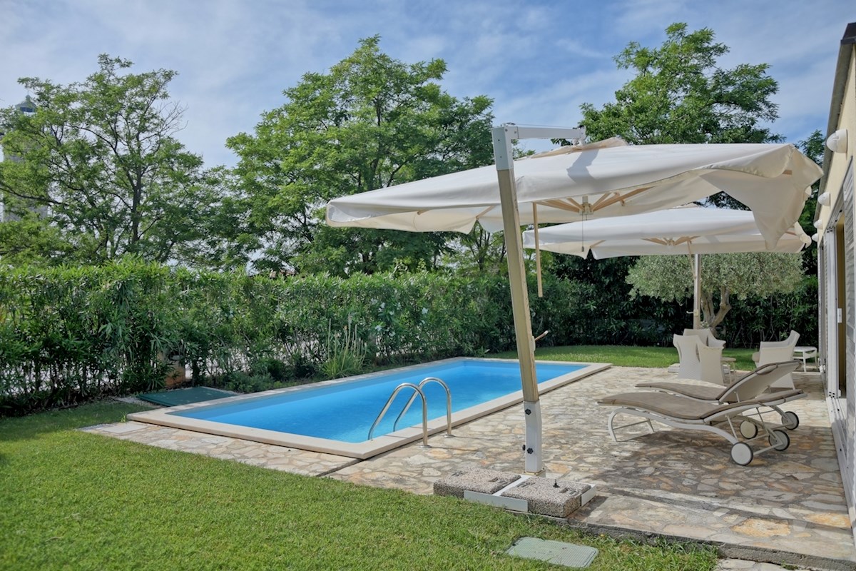 Umago, dintorni, villa con piscina, prima fila al mare