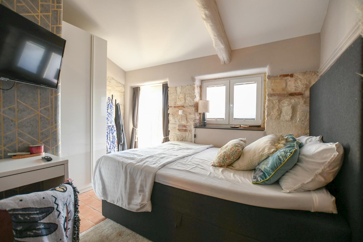 Appartamento duplex nel centro di Parenzo, a 500 m dal mare, 46 m², aria condizionata + camino, terrazza, vicino a tutti i servizi