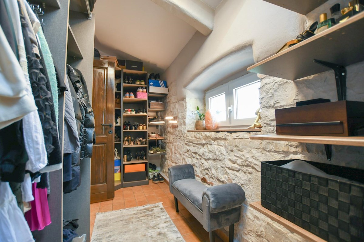 Appartamento duplex nel centro di Parenzo, a 500 m dal mare, 46 m², aria condizionata + camino, terrazza, vicino a tutti i servizi