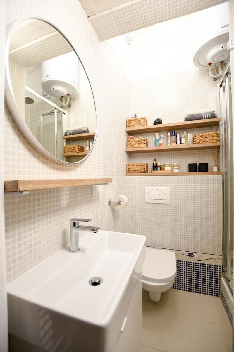 Appartamento duplex nel centro di Parenzo, a 500 m dal mare, 46 m², aria condizionata + camino, terrazza, vicino a tutti i servizi