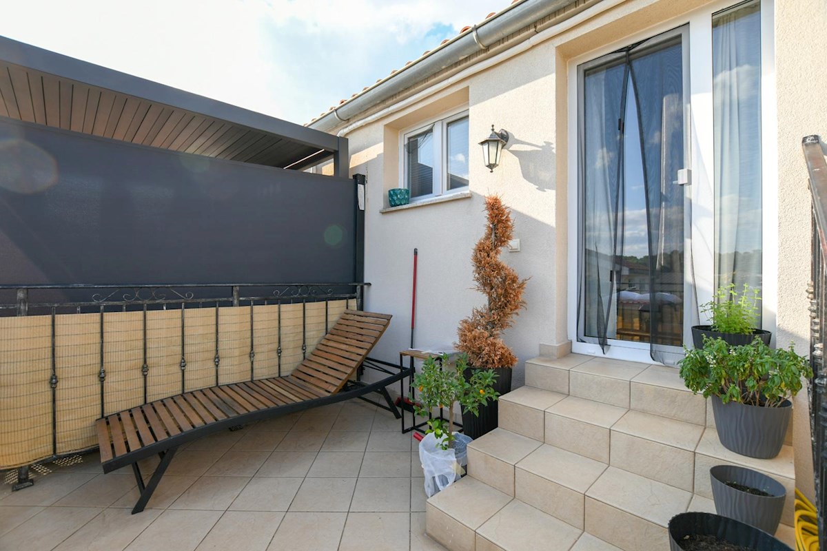 Appartamento duplex nel centro di Parenzo, a 500 m dal mare, 46 m², aria condizionata + camino, terrazza, vicino a tutti i servizi