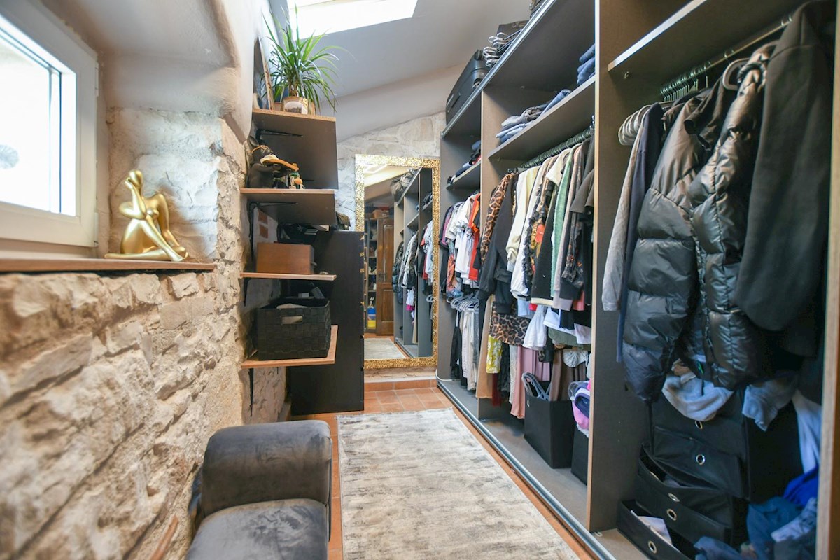 Appartamento duplex nel centro di Parenzo, a 500 m dal mare, 46 m², aria condizionata + camino, terrazza, vicino a tutti i servizi