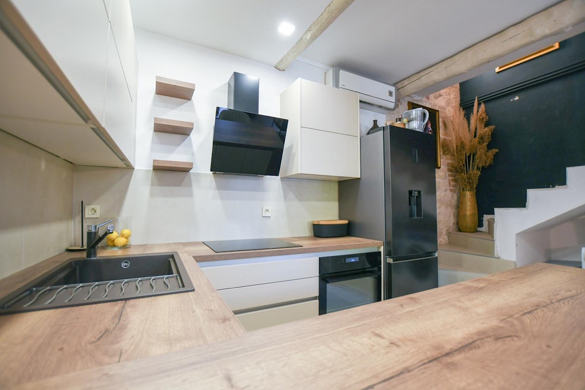 Appartamento duplex nel centro di Parenzo, a 500 m dal mare, 46 m², aria condizionata + camino, terrazza, vicino a tutti i servizi