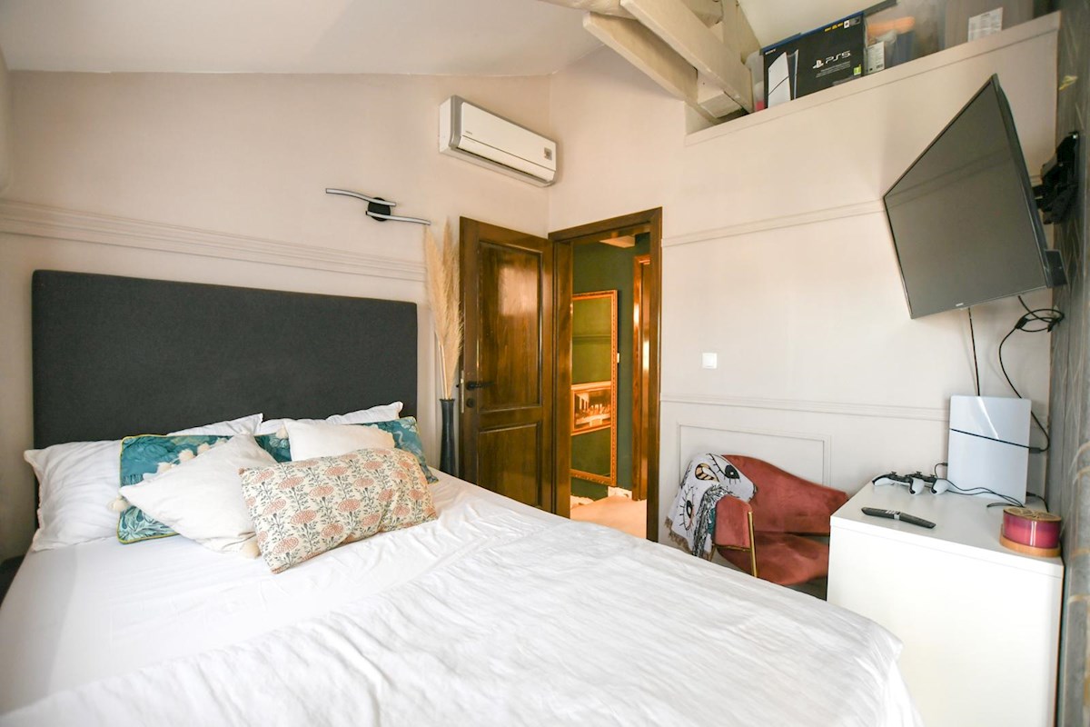 Appartamento duplex nel centro di Parenzo, a 500 m dal mare, 46 m², aria condizionata + camino, terrazza, vicino a tutti i servizi