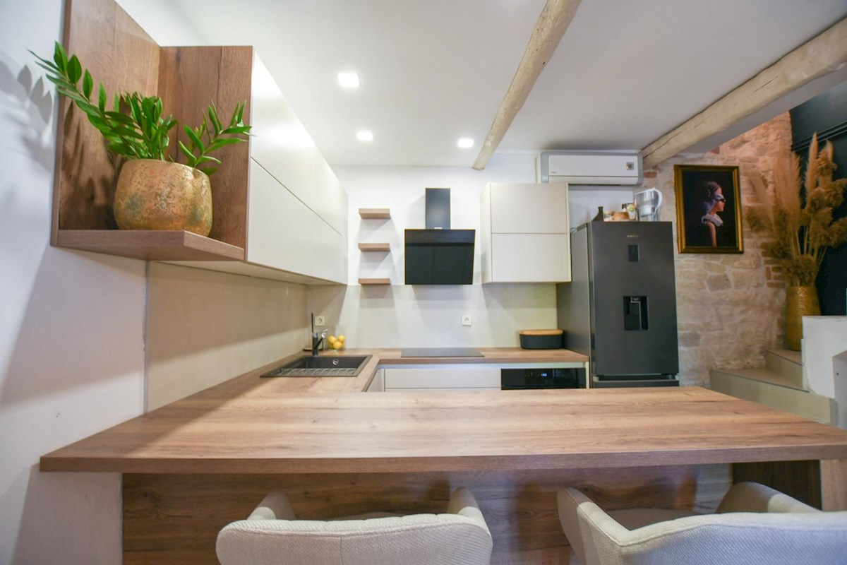 Appartamento duplex nel centro di Parenzo, a 500 m dal mare, 46 m², aria condizionata + camino, terrazza, vicino a tutti i servizi