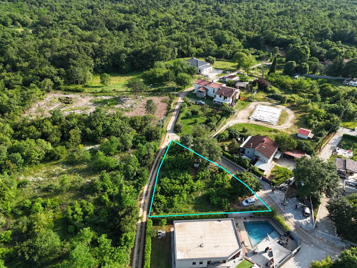 Parenzo – dintorni, terreno edificabile con permesso e progetto per una casa moderna con piscina