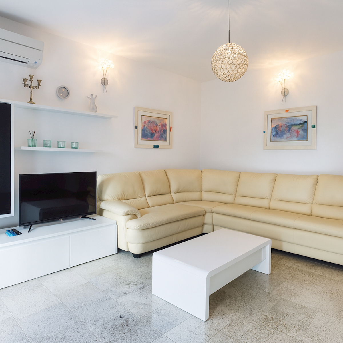 PARENZO – CASA BIFAMILIARE - DUE ABITAZIONI SU LOTTO DI 748 m² – OTTIMA OCCASIONE