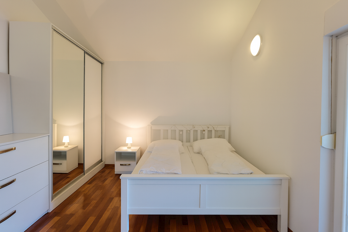 PARENZO – CASA BIFAMILIARE - DUE ABITAZIONI SU LOTTO DI 748 m² – OTTIMA OCCASIONE