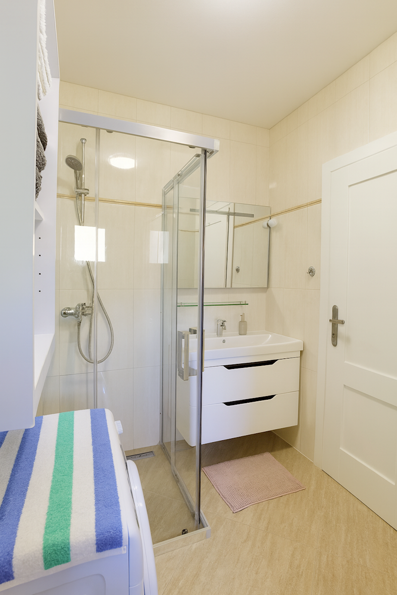 PARENZO – CASA BIFAMILIARE - DUE ABITAZIONI SU LOTTO DI 748 m² – OTTIMA OCCASIONE