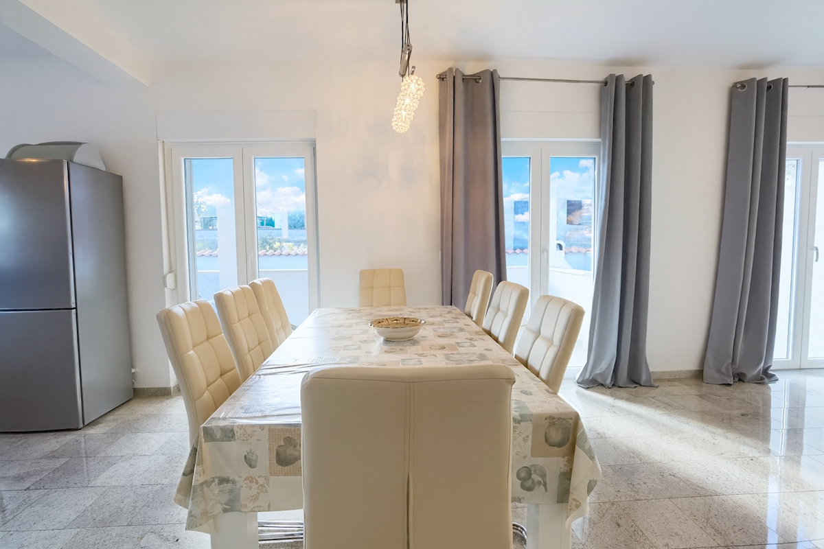 PARENZO – CASA BIFAMILIARE - DUE ABITAZIONI SU LOTTO DI 748 m² – OTTIMA OCCASIONE