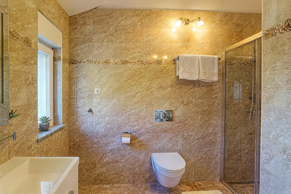 PARENZO – CASA BIFAMILIARE - DUE ABITAZIONI SU LOTTO DI 748 m² – OTTIMA OCCASIONE