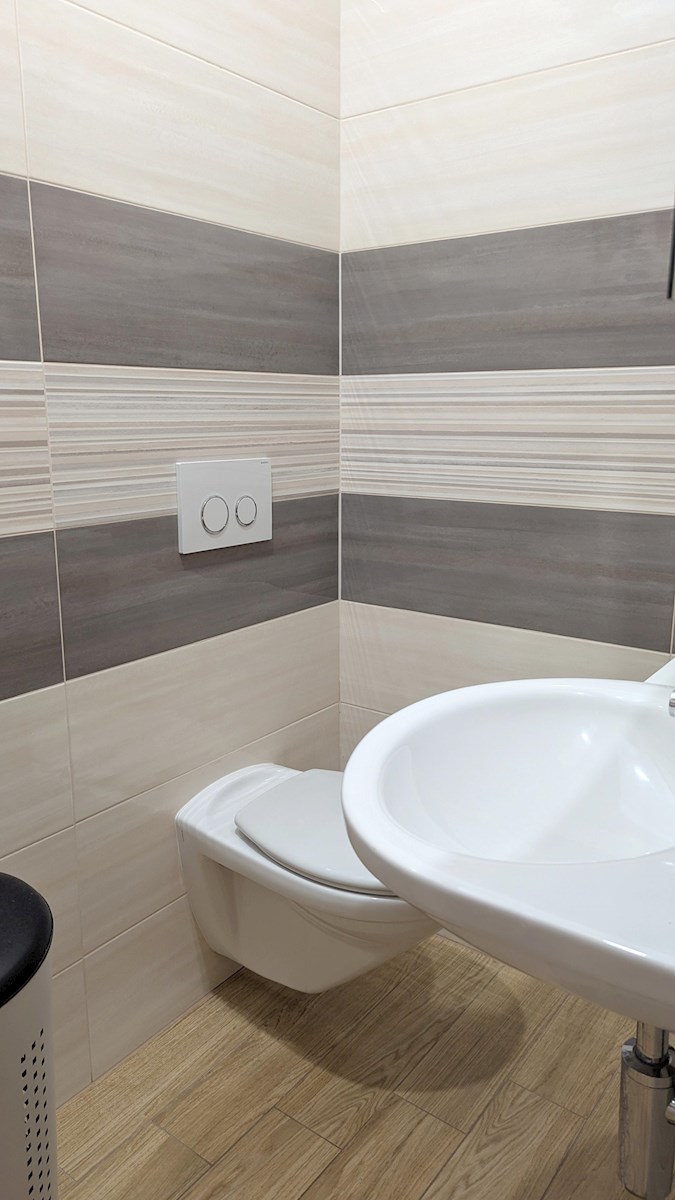 Parenzo, appartamento al piano terra 38 m² - 700 m dal mare, 1 km dal centro, arredato e pronto per essere abitato, con parcheggio recintato