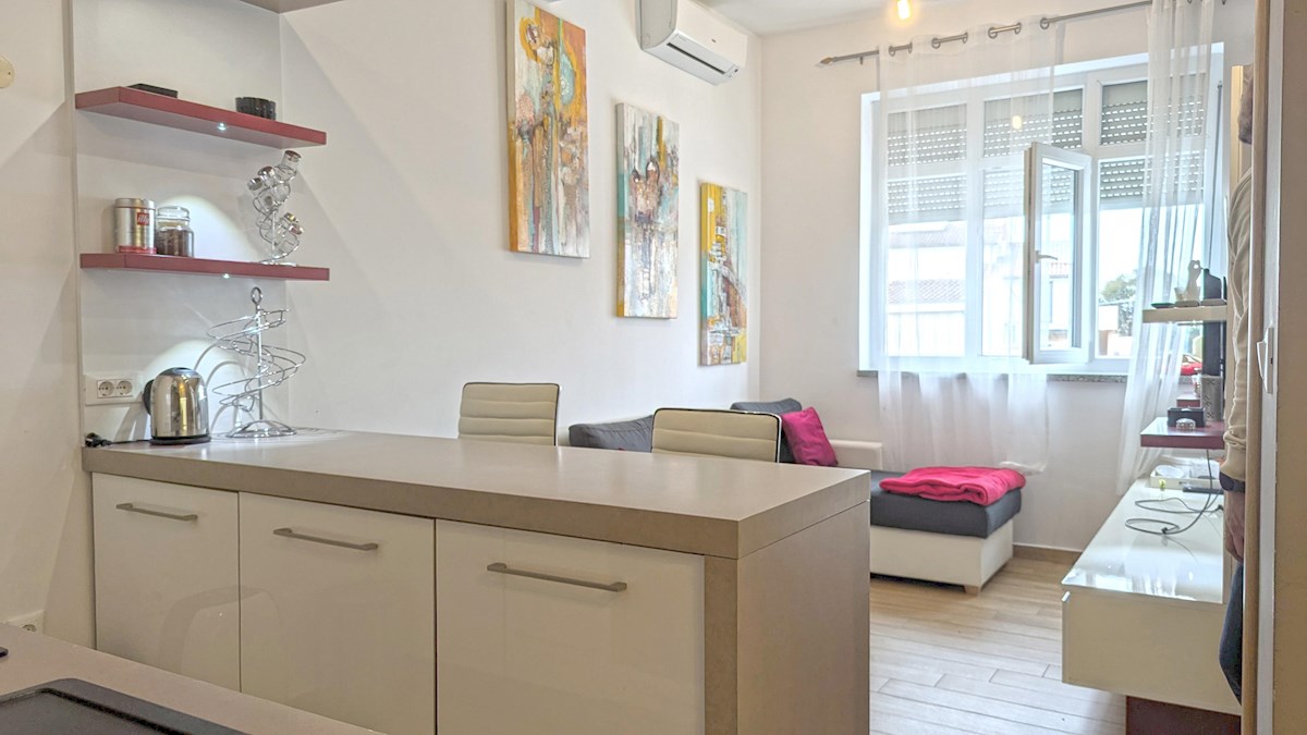 Parenzo, appartamento al piano terra 38 m² - 700 m dal mare, 1 km dal centro, arredato e pronto per essere abitato, con parcheggio recintato