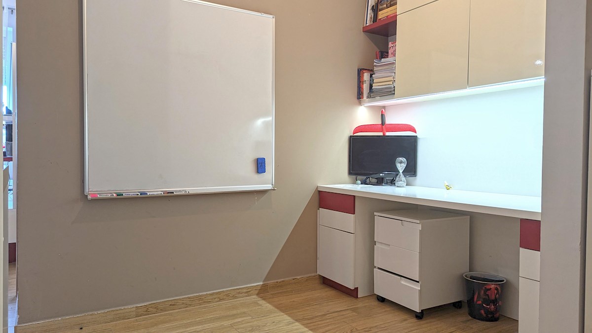 Parenzo, appartamento al piano terra 38 m² - 700 m dal mare, 1 km dal centro, arredato e pronto per essere abitato, con parcheggio recintato