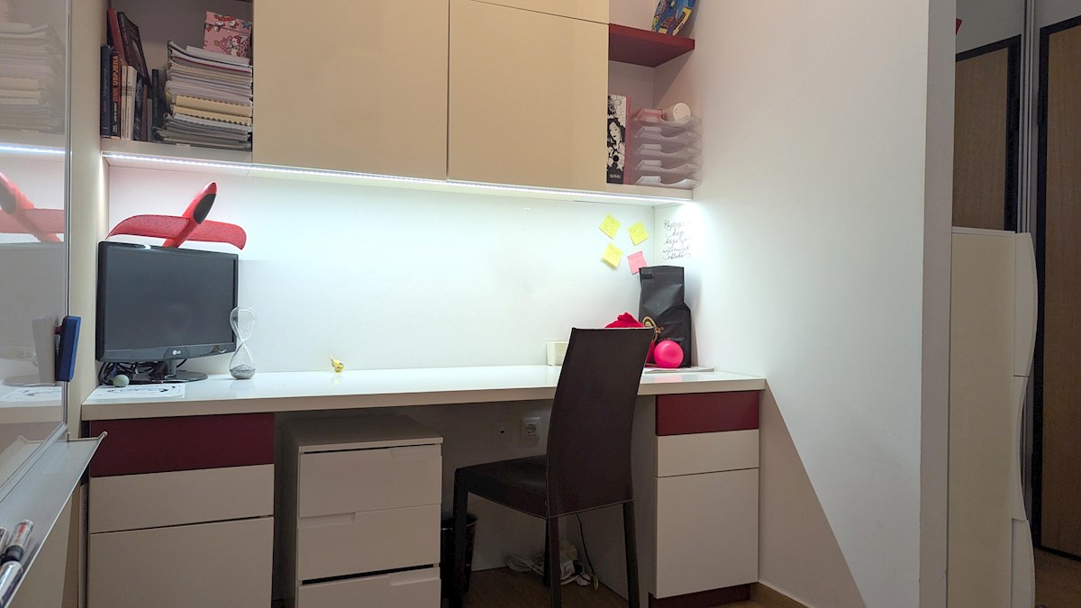 Parenzo, appartamento al piano terra 38 m² - 700 m dal mare, 1 km dal centro, arredato e pronto per essere abitato, con parcheggio recintato