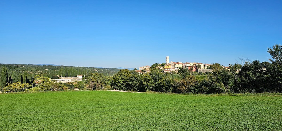 Un' opportunità rara, un attraente terreno edificabile con permesso e con vista sulla magica Oprtalj