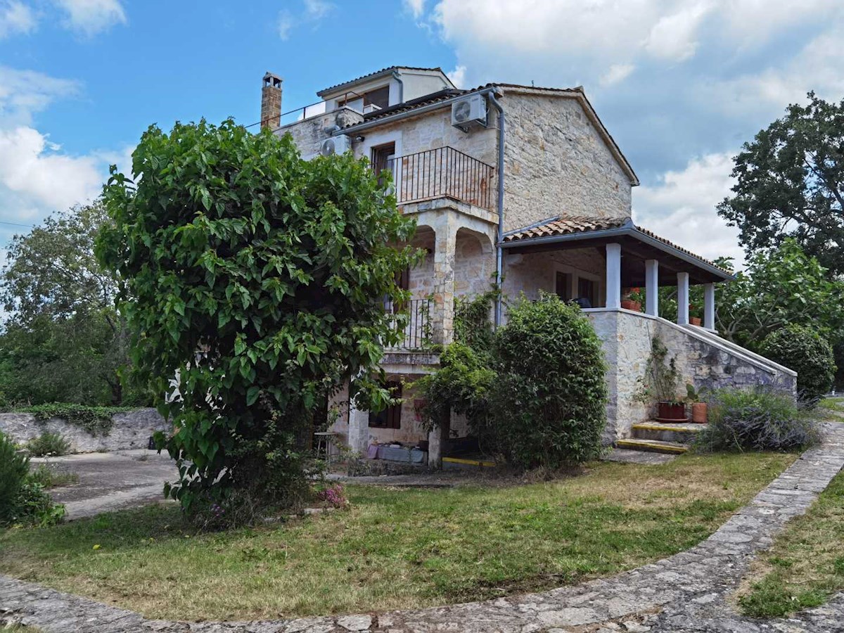 Originale e affascinante casa in pietra istriana con piscina