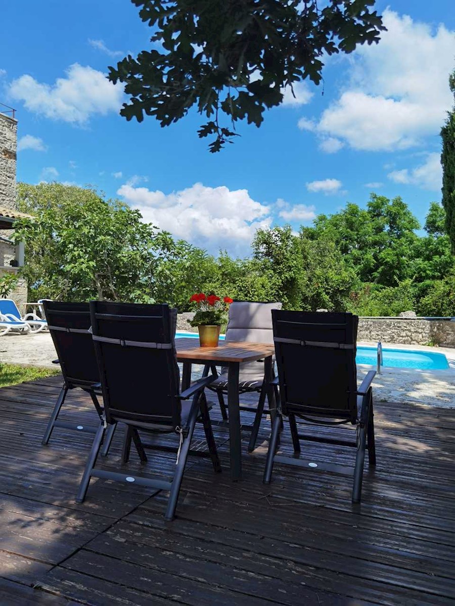 Originale e affascinante casa in pietra istriana con piscina