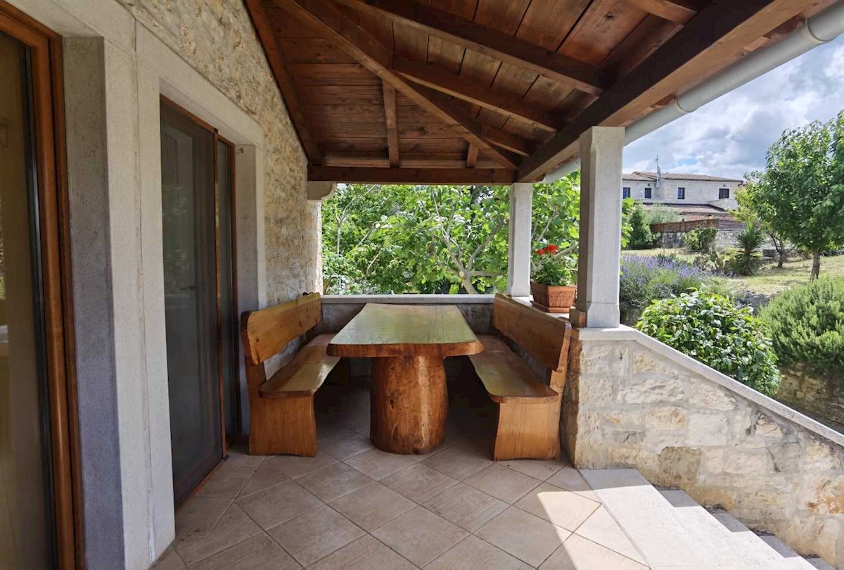 Originale e affascinante casa in pietra istriana con piscina