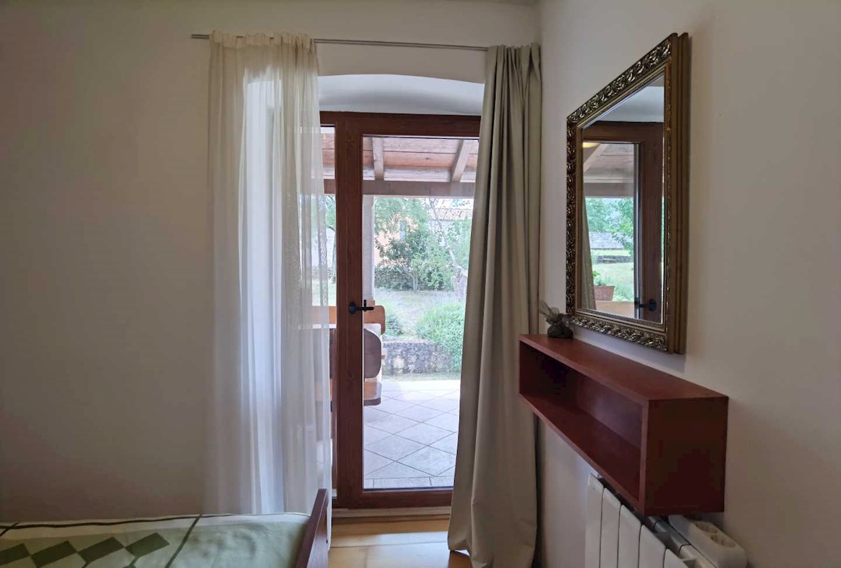 Originale e affascinante casa in pietra istriana con piscina