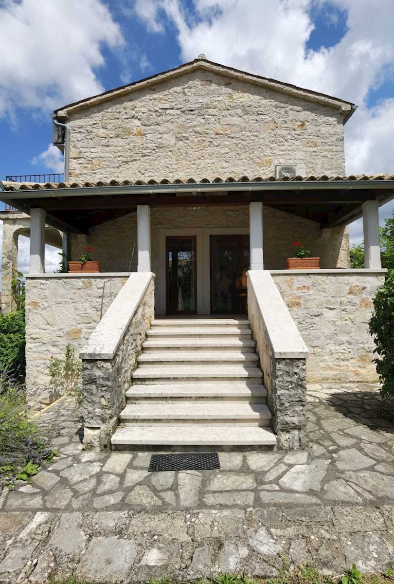 Originale e affascinante casa in pietra istriana con piscina