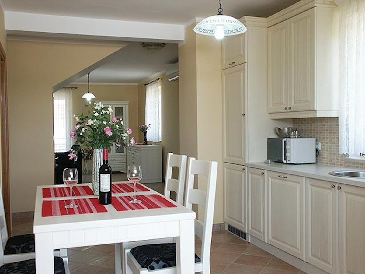 Istria, casa bifamiliare con piscina e vista mare, a 400 m dalla spiaggia