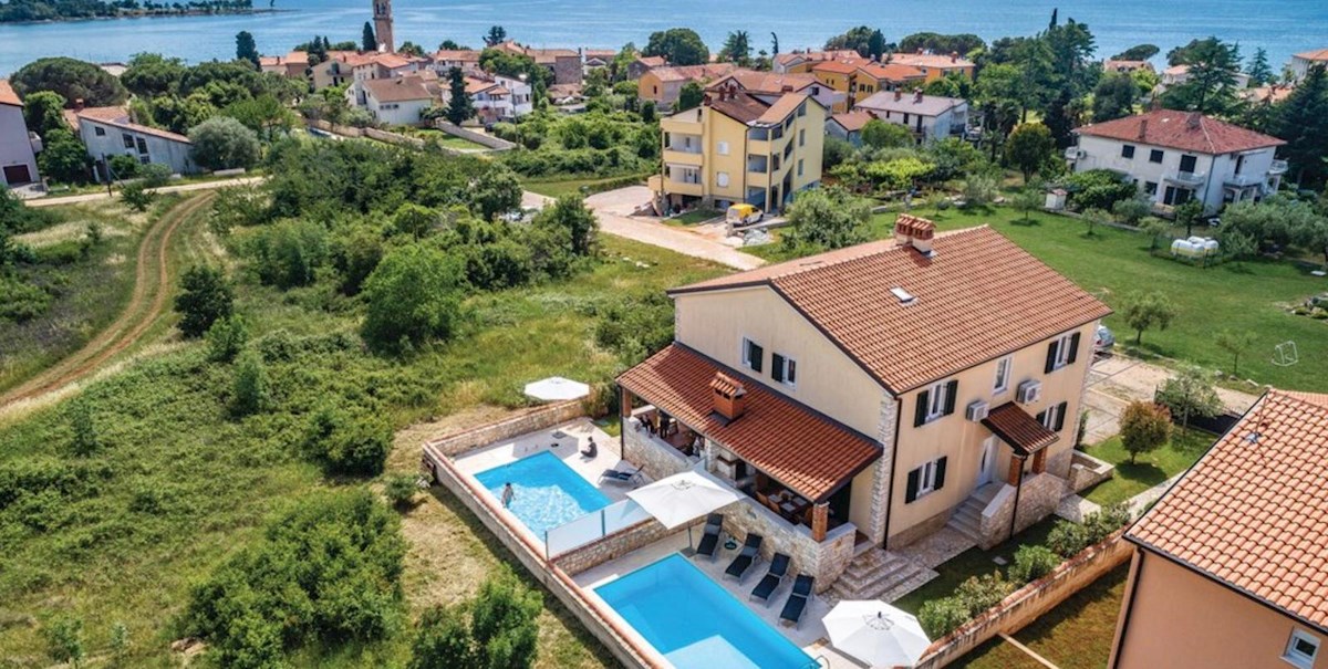 Istria, casa bifamiliare con piscina e vista mare, a 400 m dalla spiaggia