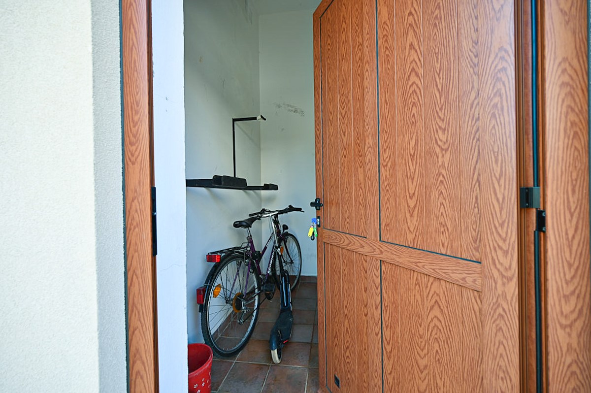 Appartamento con 2 camere, terrazza e posto auto, Novigrad – 86 m²