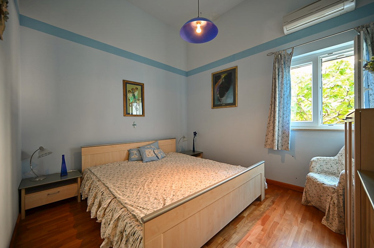 Appartamento con 2 camere, terrazza e posto auto, Novigrad – 86 m²