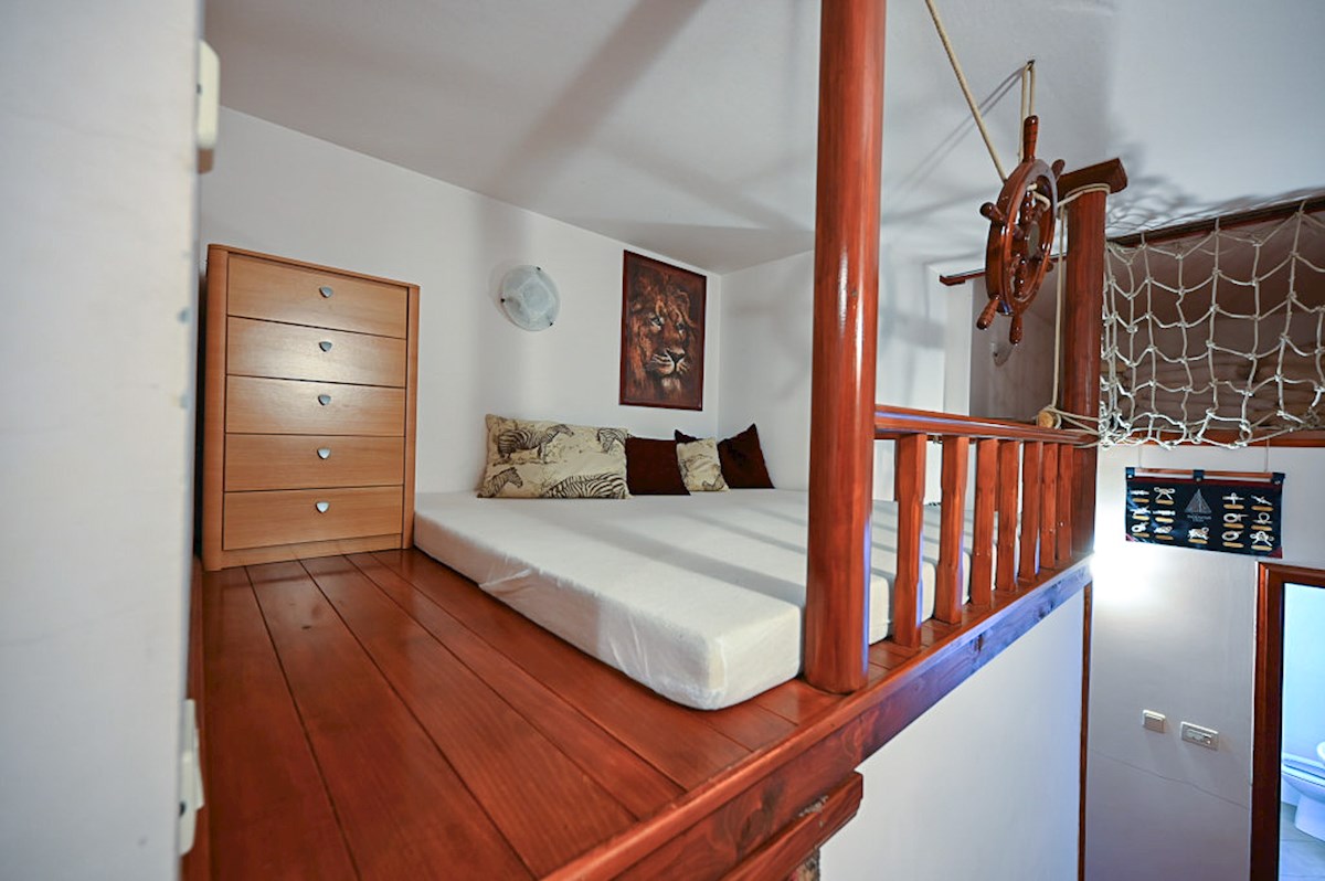 Appartamento con 2 camere, terrazza e posto auto, Novigrad – 86 m²