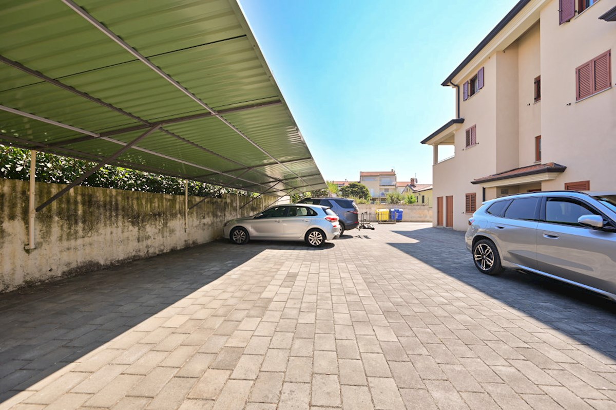 Appartamento con 2 camere, terrazza e posto auto, Novigrad – 86 m²