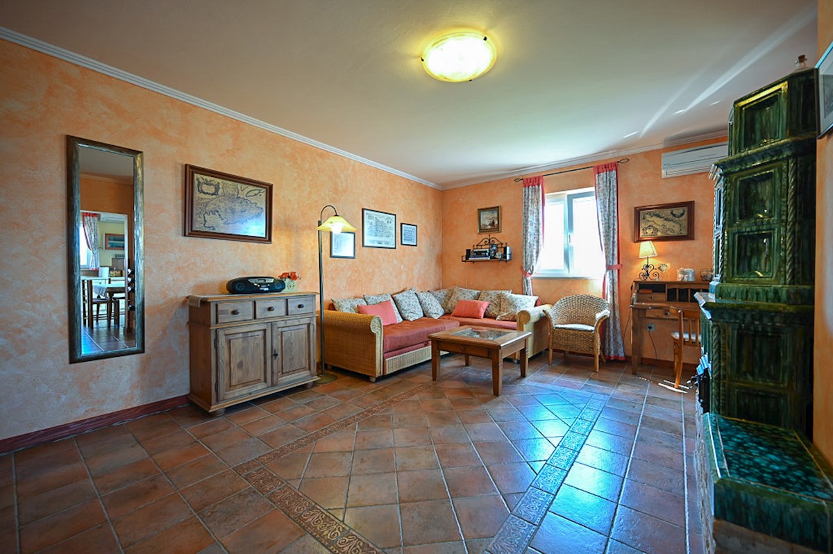 Appartamento con 2 camere, terrazza e posto auto, Novigrad – 86 m²