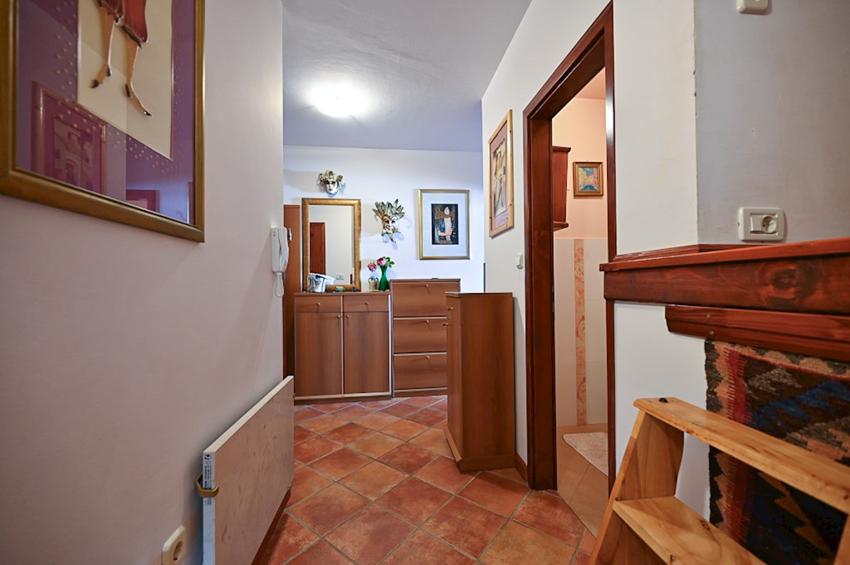 Appartamento con 2 camere, terrazza e posto auto, Novigrad – 86 m²