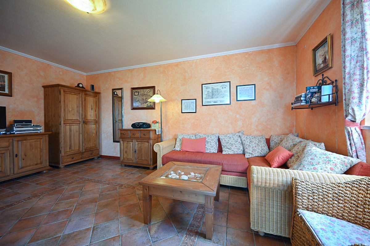 Appartamento con 2 camere, terrazza e posto auto, Novigrad – 86 m²