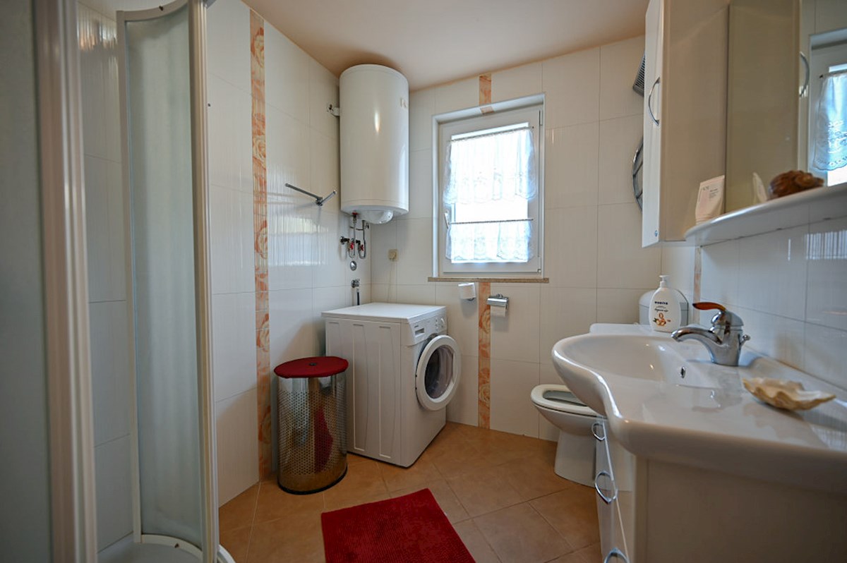 Appartamento con 2 camere, terrazza e posto auto, Novigrad – 86 m²