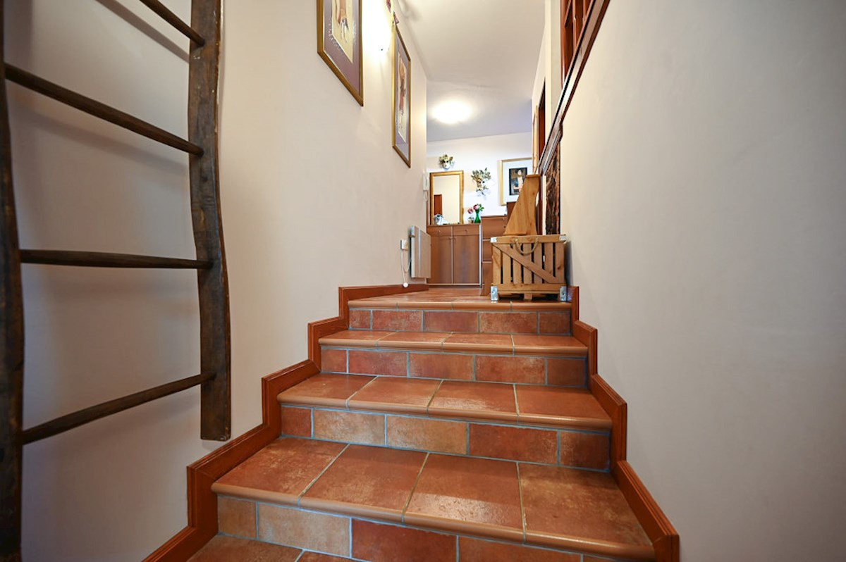 Appartamento con 2 camere, terrazza e posto auto, Novigrad – 86 m²