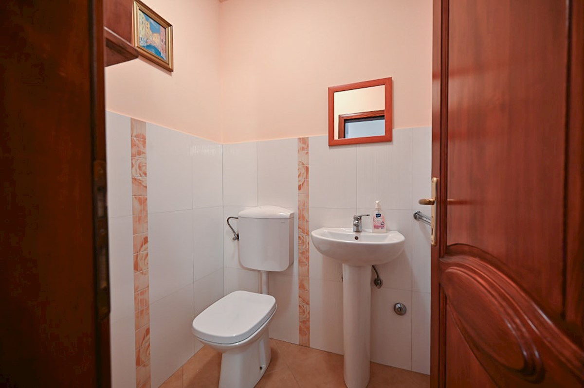 Appartamento con 2 camere, terrazza e posto auto, Novigrad – 86 m²