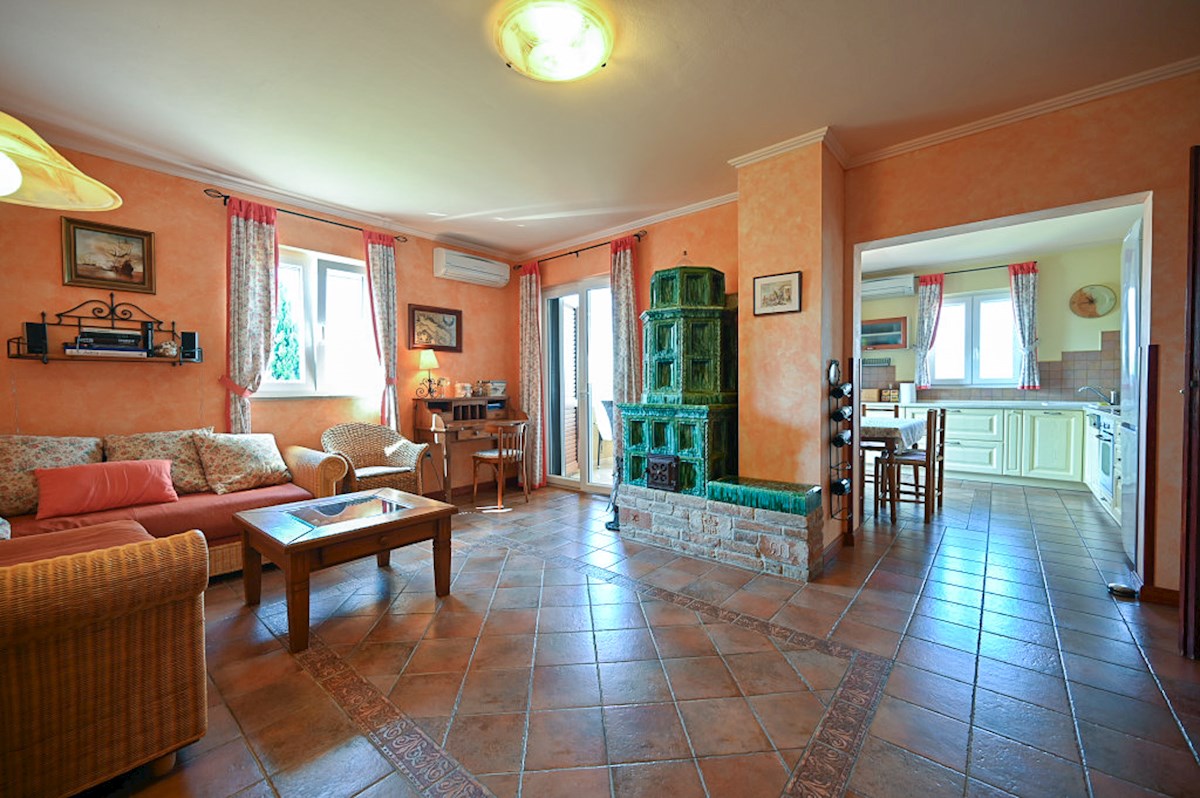 Appartamento con 2 camere, terrazza e posto auto, Novigrad – 86 m²