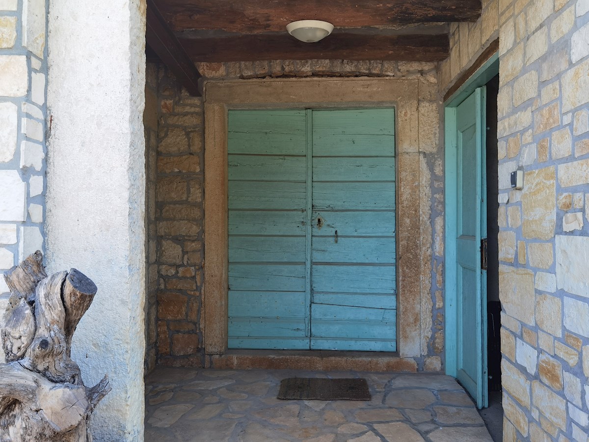 Casa in pietra d'Istria ristrutturata con ampio giardino in un tranquillo villaggio vicino a Parenzo