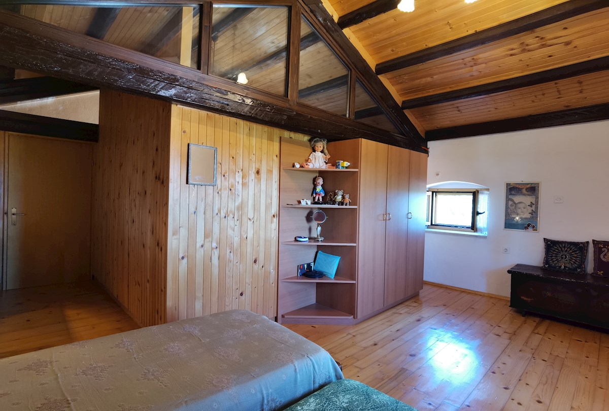 Casa in pietra d'Istria ristrutturata con ampio giardino in un tranquillo villaggio vicino a Parenzo