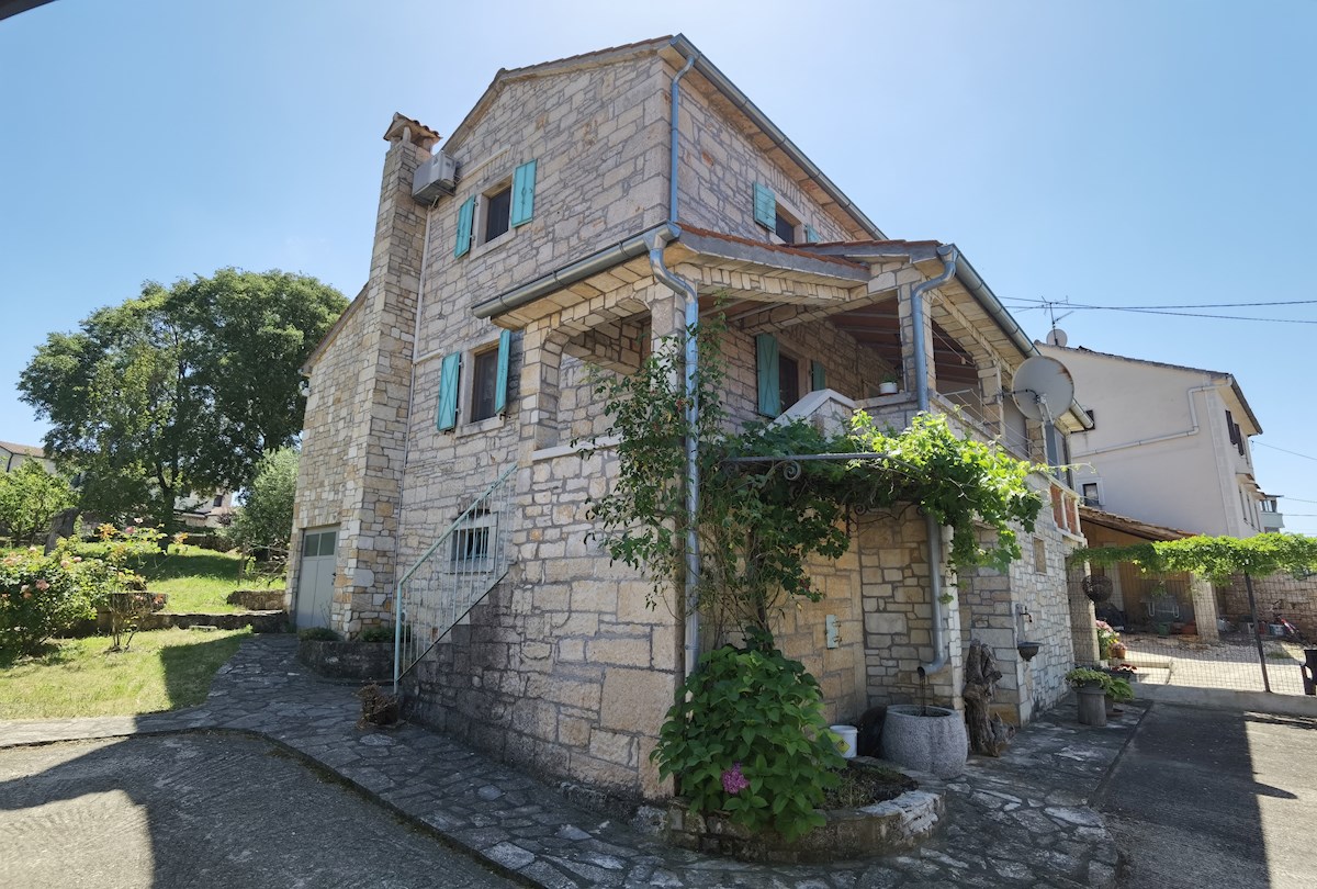 Casa in pietra d'Istria ristrutturata con ampio giardino in un tranquillo villaggio vicino a Parenzo